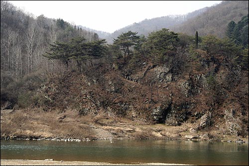 유속이 빠른 것은 아니지만 계곡을 돌고 돌아 절경을 만든다. 